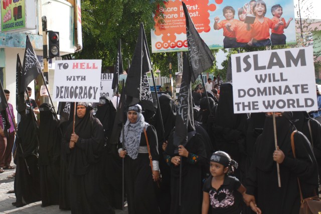 A_public_demonstration_calling_for_Sharia_Islamic_Law_in_Maldives_2014_2